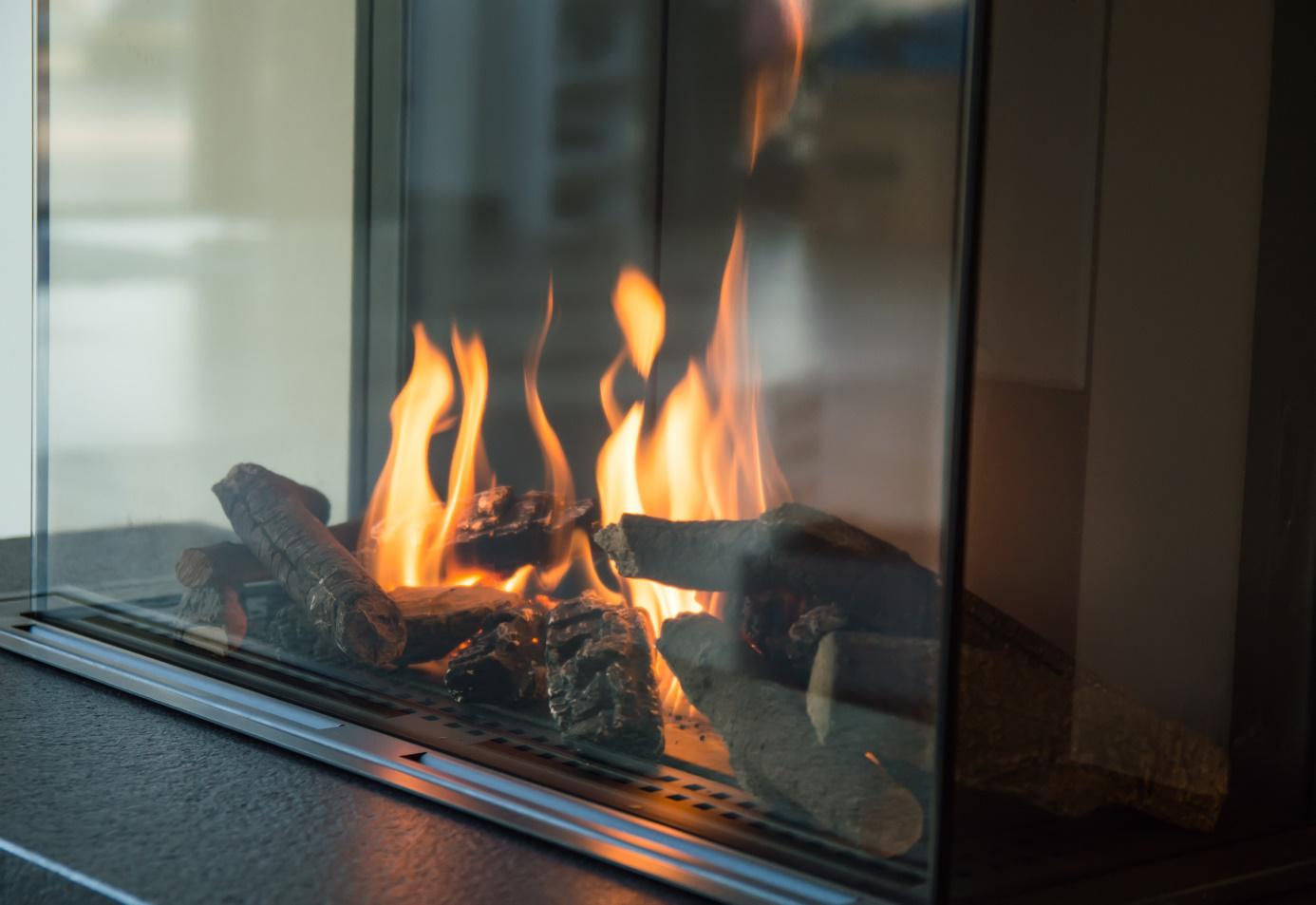 Saubere Kaminscheibe und Flammen im Ofen